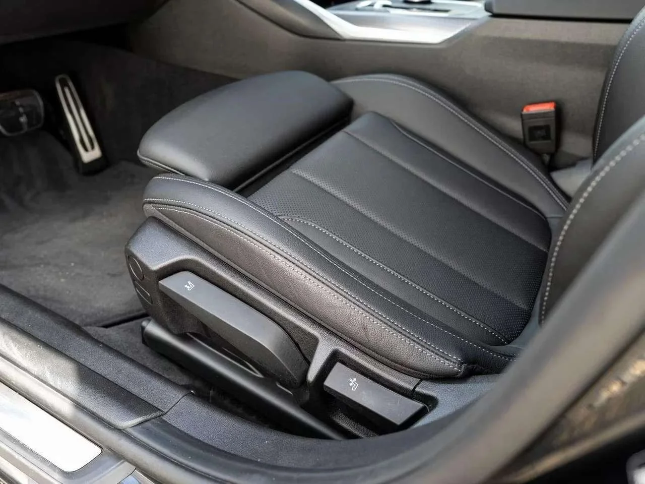 BMW 320 i Limousine M-Sport   S-Glas ParkAss - miniatura 10
