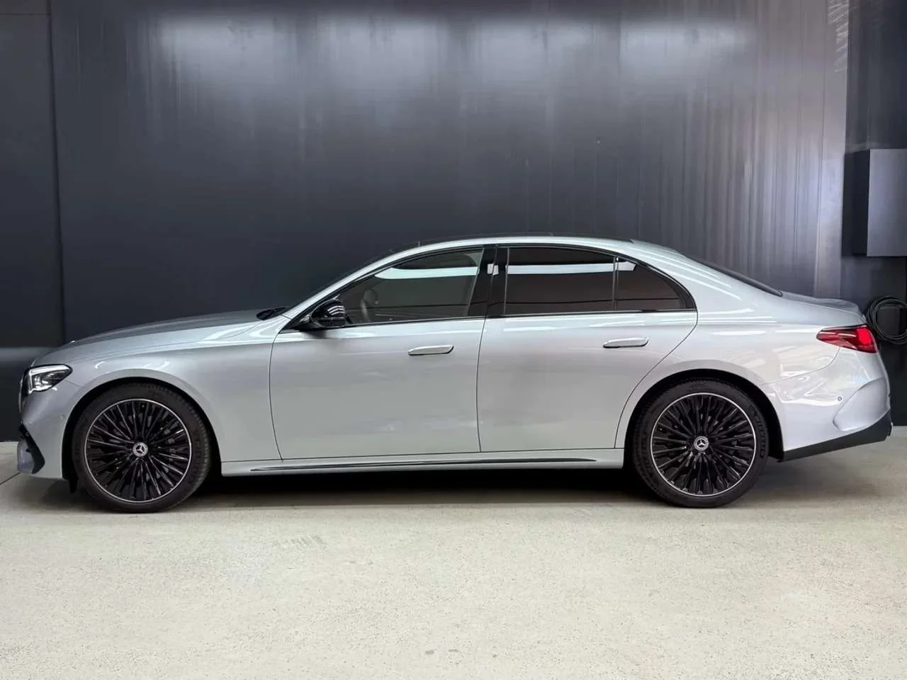 Mercedes-Benz E 220 d AMG - miniatura 2