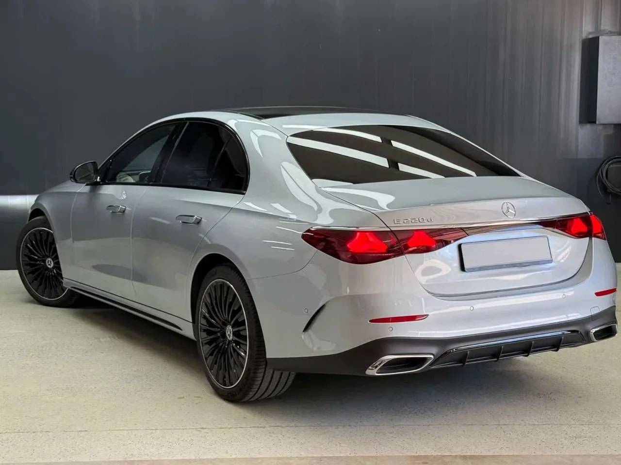 Mercedes-Benz E 220 d AMG - miniatura 3