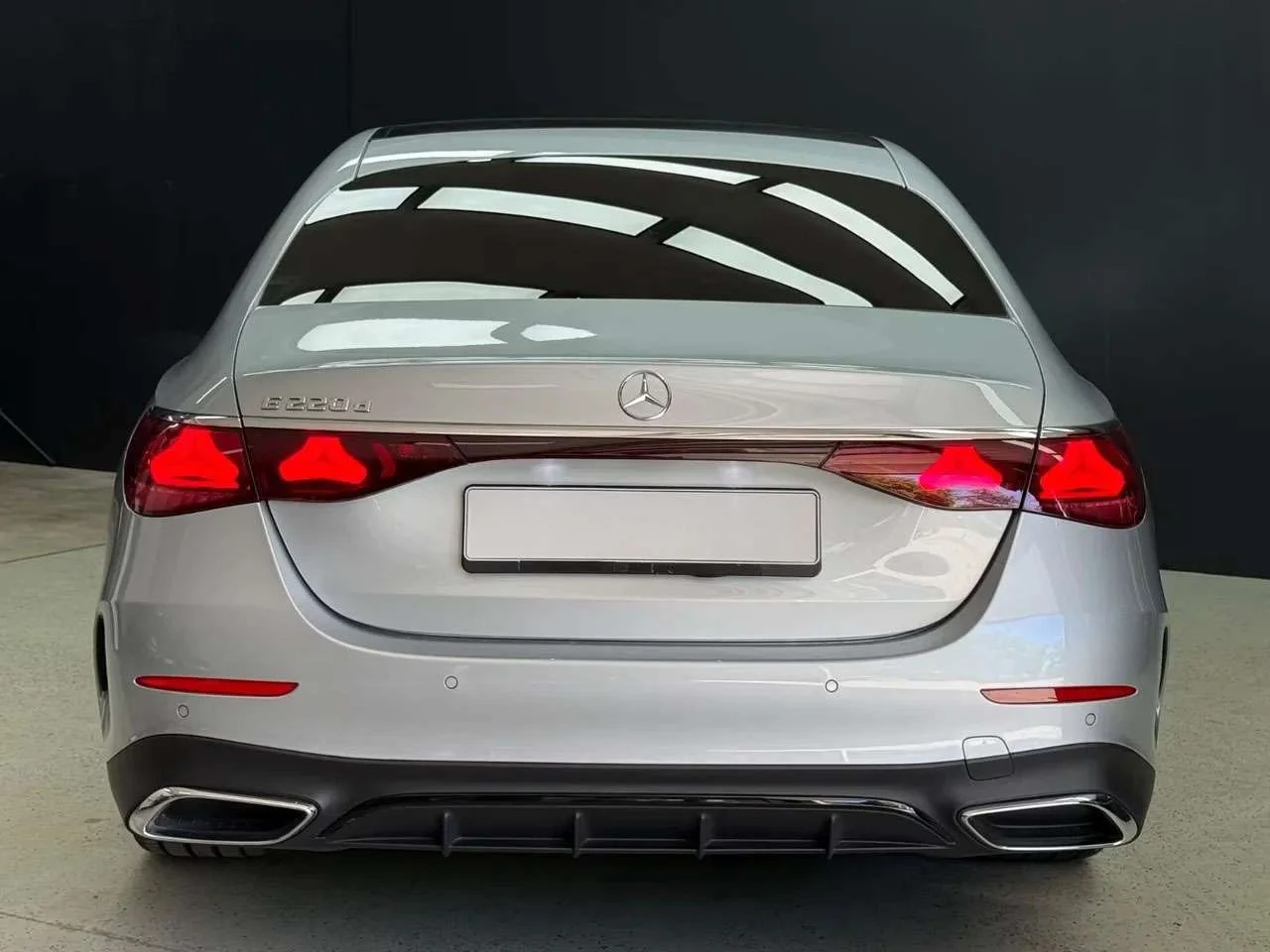 Mercedes-Benz E 220 d AMG - miniatura 4