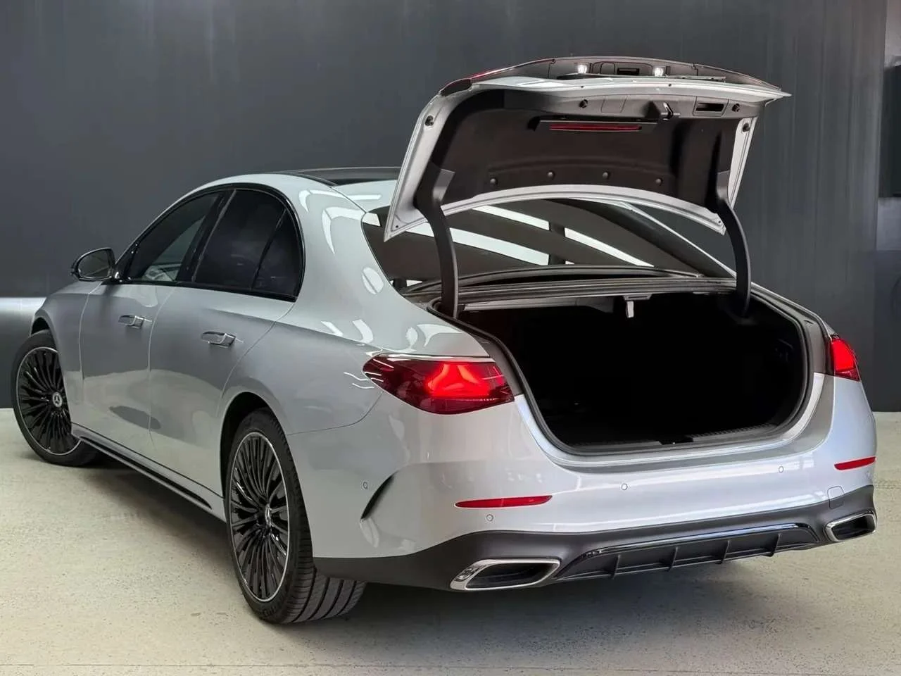 Mercedes-Benz E 220 d AMG - miniatura 9