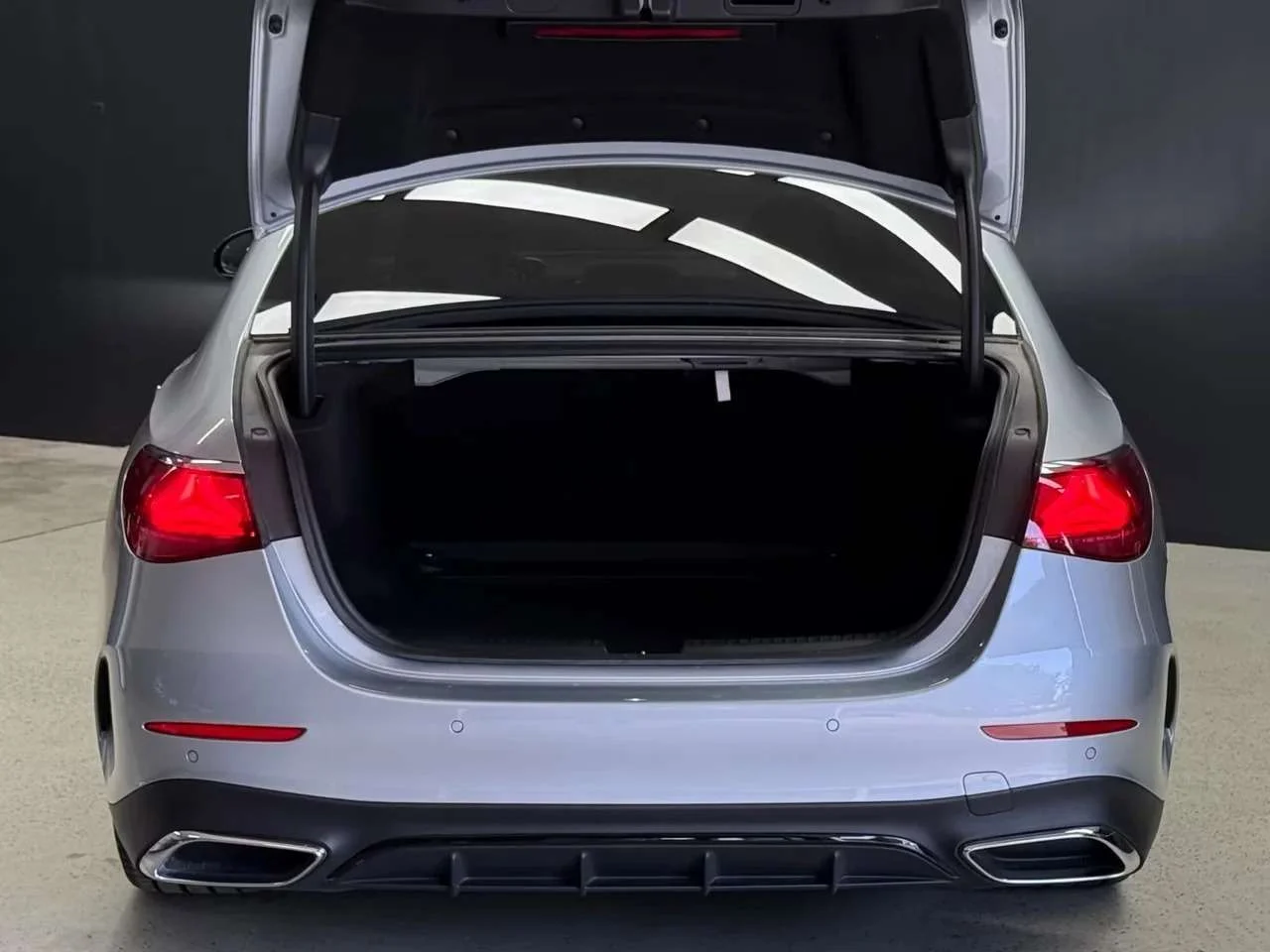 Mercedes-Benz E 220 d AMG - miniatura 18
