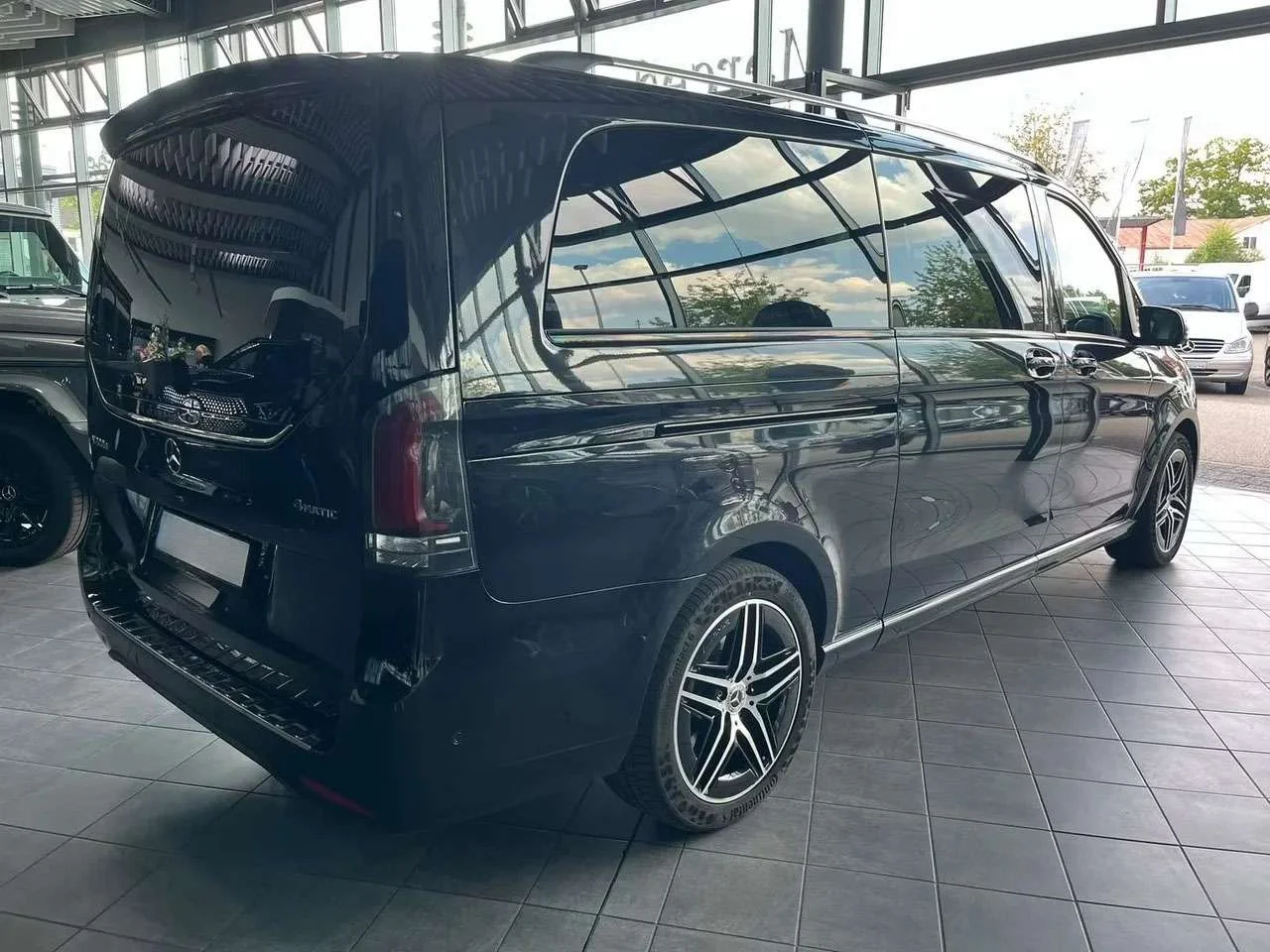 Mercedes-Benz V 300 d EXCLUSIVE EXTRA LANG 4-Matic AMG - miniatura 4