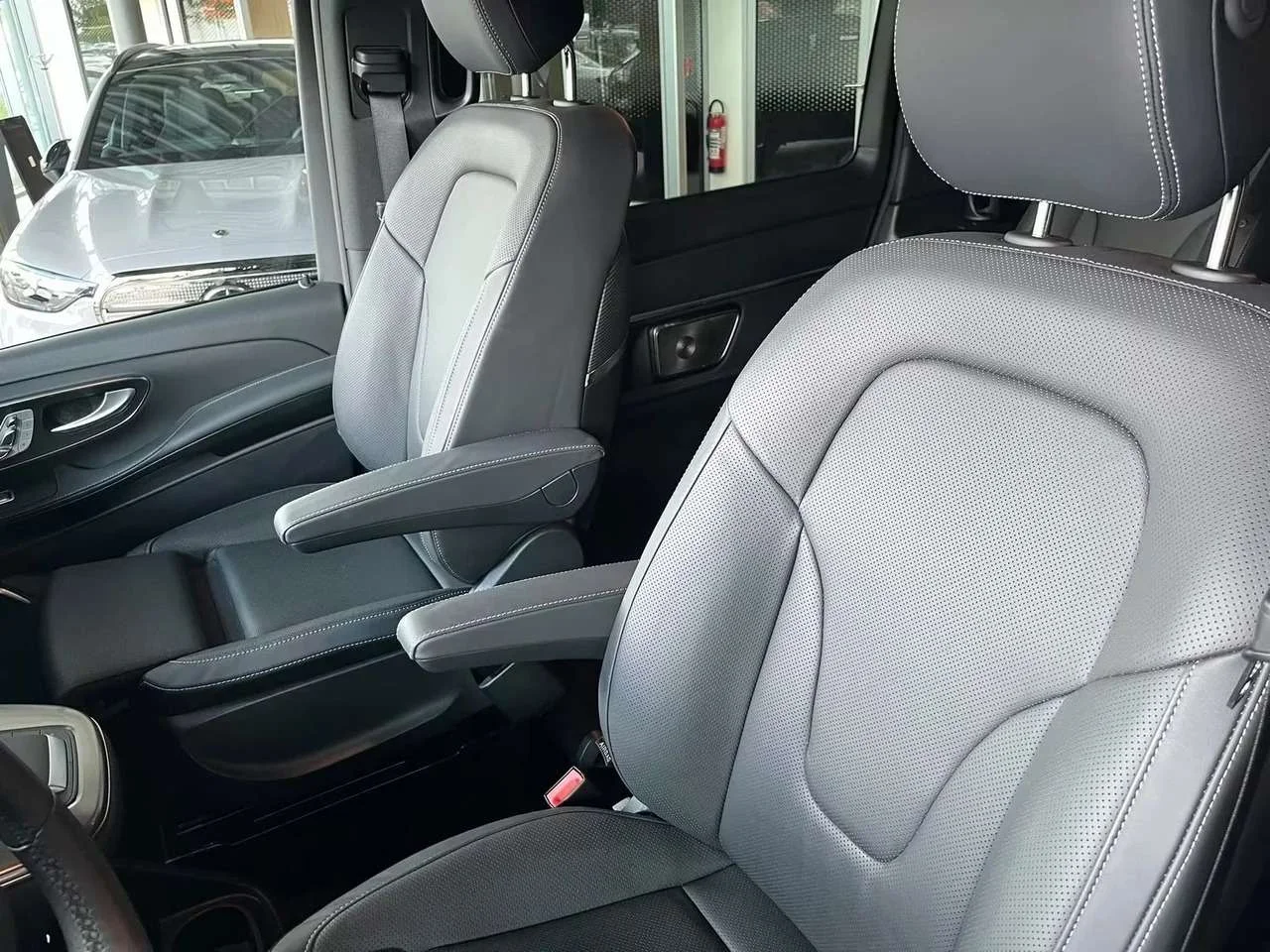 Mercedes-Benz V 300 d EXCLUSIVE EXTRA LANG 4-Matic AMG - miniatura 6